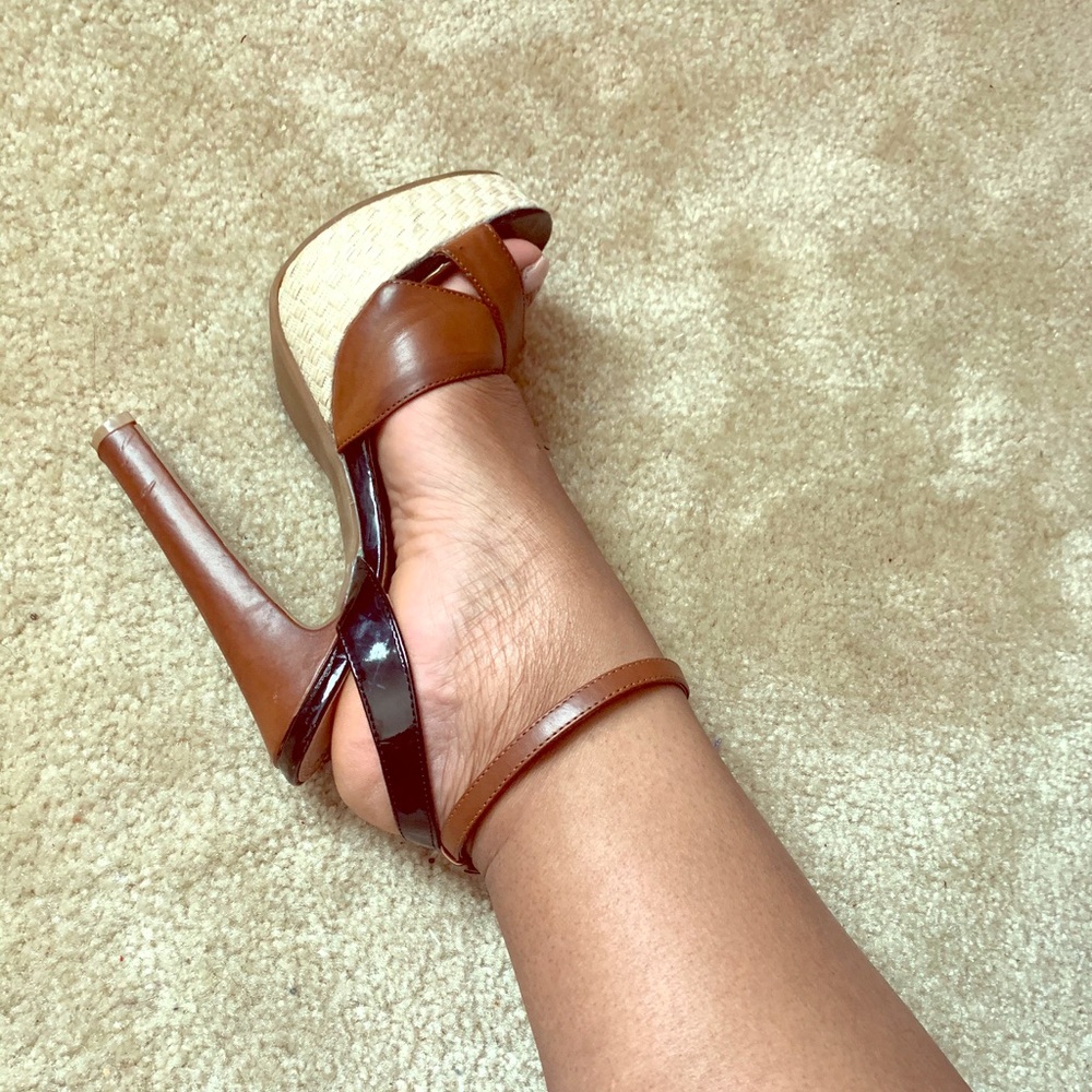 5 inch high Strappy Sandal. Makes legs look long😍